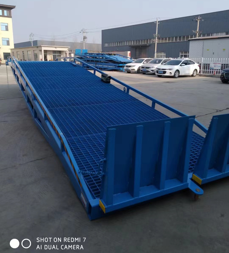 移動(dòng)式液壓登車(chē)橋